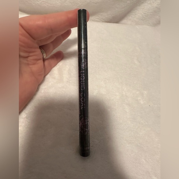 Seraphine Botanicals Liquid Coal Water Resistant Liquid Eyeliner Black‎ - Picture 3 of 6